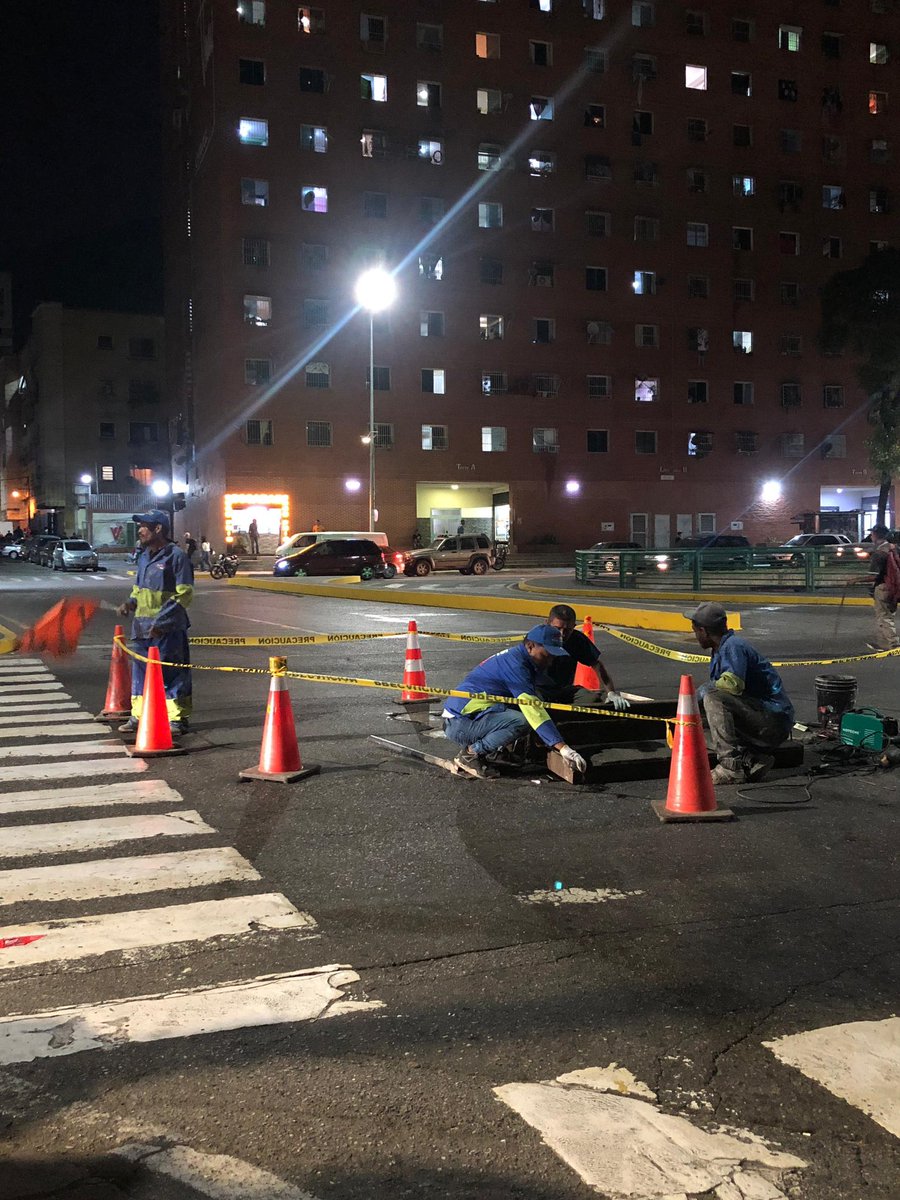 #AHORA | Nuestros trabajadores del plan Juntos Todo es Posible realizan en horario nocturno el destape de bocas de visitas, en la avenida Libertador de Caracas, lo que permitirá el flujo de agua con normalidad en temporadas de lluvias. ¡Seguimos avanzando día y noche en la