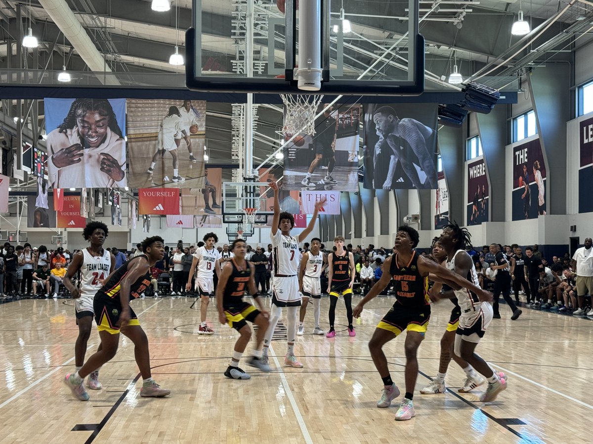 3SSB Session III 📝: Fun, competitive 17U matchup between Team Loaded VA & Southern Assault here in Bryan. Loaded remains undefeated with the 70-61 W. 2025 forward Nate Ament (📸) put up an efficient 25p-4r-2a-5s-1b on 7-12 FG, 5-9 3FG in front of a slew of college coaches.