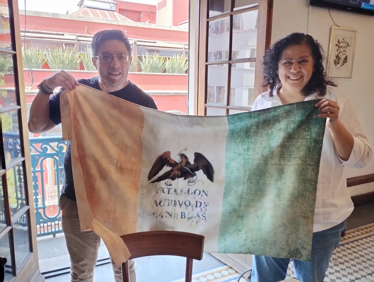 Miren nada más, qué privilegio. Aquí posando con el gran historiador @ArcanoHistoria y con una magnífica réplica de la bandera más heroica de la Historia de México. Falta @cronicabanqueta que tomó la foto. No te pierdas 'Cápsulas de Historia bien cargadas', sólo por Crónicas de