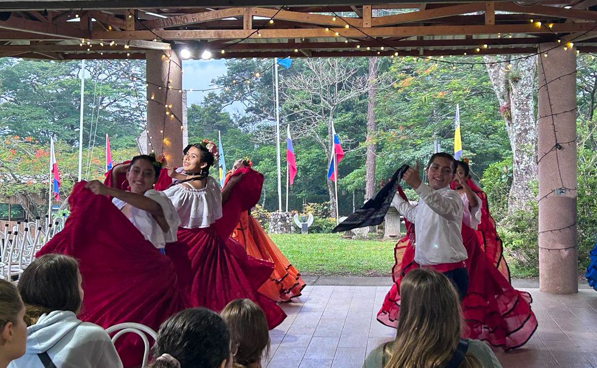We had an amazing time yesterday with @Travel_SAA Our guests enjoyed the beauty of traditional Costa Rican dance. 🌟✨ Thank you for the visit ✌️
#FolkloricDance #GlobalEducation #UPEACE