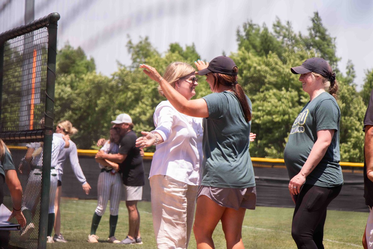 DroverAthletics's tweet photo. Plenty of pics for 𝘁𝗵𝗲 𝗚𝗿𝗮𝗺 at the links below!😎🥎🏆

@taaayy3📸: https://t.co/i9eWhJ9hdM
@lbarriosbardi📸: https://t.co/1tWXJPLVcB

#DroverNation🐎 x #DB90 https://t.co/Y5XgNVEw8V