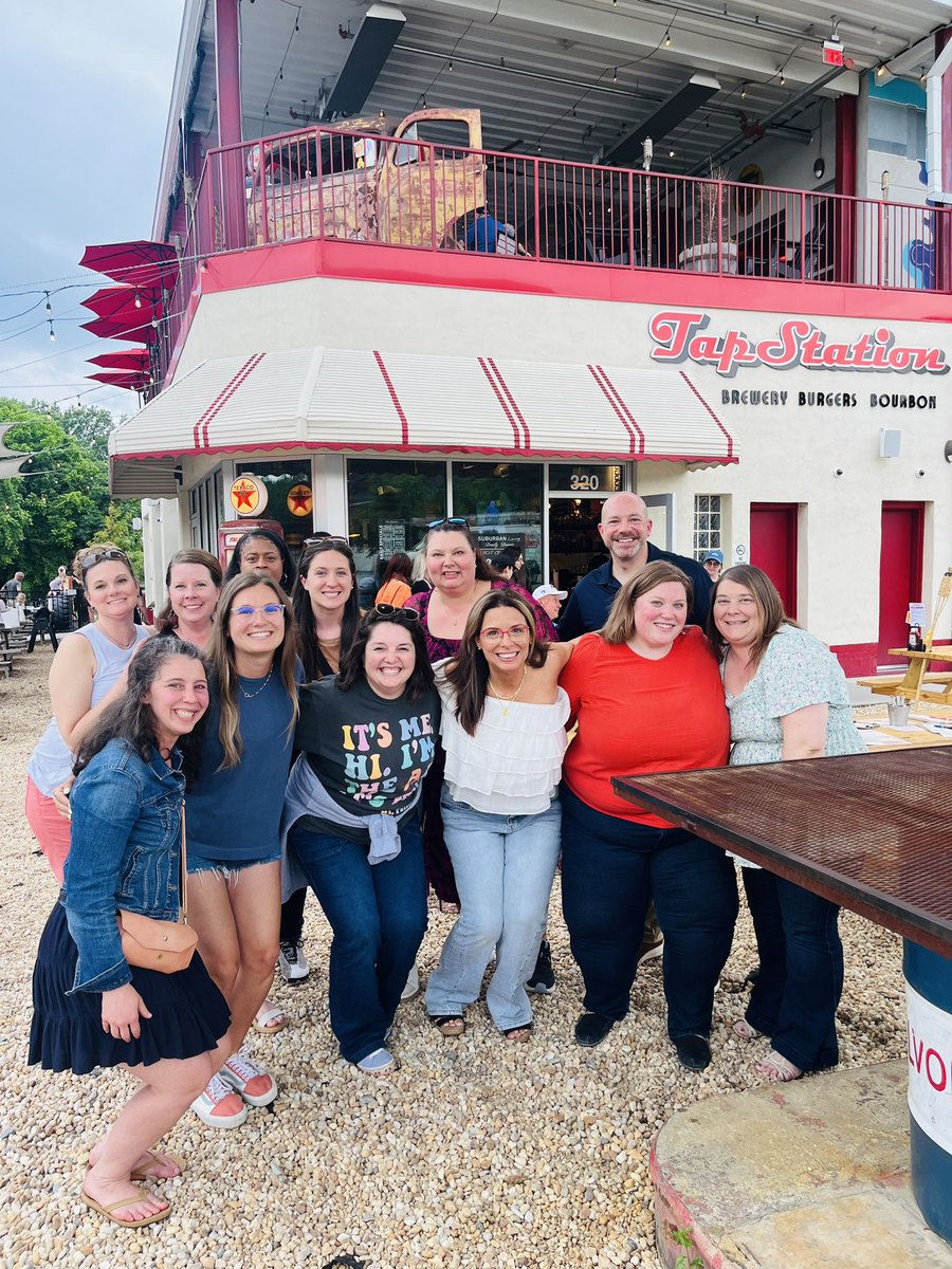Another @WoodsCreekES staff outing supporting local businesses! Thank you @townofapex for creating such a welcoming community where locals can gather and form new friendships & bonds! #CommunityPartnerships #LocalsLoveTeachers💛