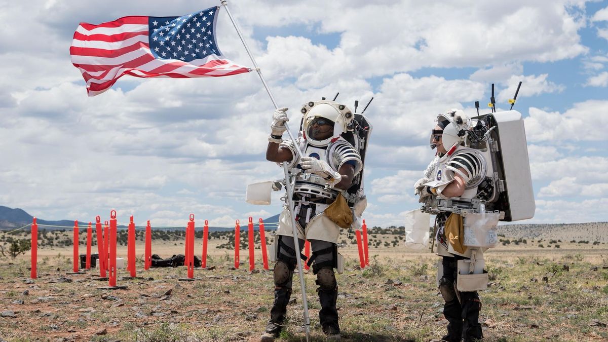 NASA astronauts practice 'moonwalking' in the Arizona desert (photos) trib.al/Sci4evG