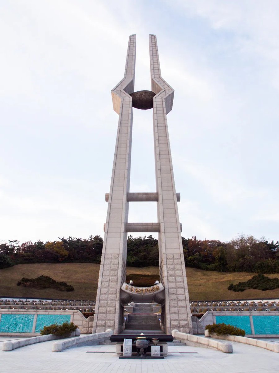 오늘은 5.18 광주 민주화 운동 44주년입니다.

잘 아시다시피 5.17 쿠데타로 정권을 탈취한 신군부의 독재정치와 계엄군의 무력진압에 맞서기 위해 광주시민들이 궐기한 날입니다.

비록 신군부에 의해 무력으로 진압되었으나, 한국의 민주화를 발전시키는 데 큰 역할을 하였으며, 국제적으로는