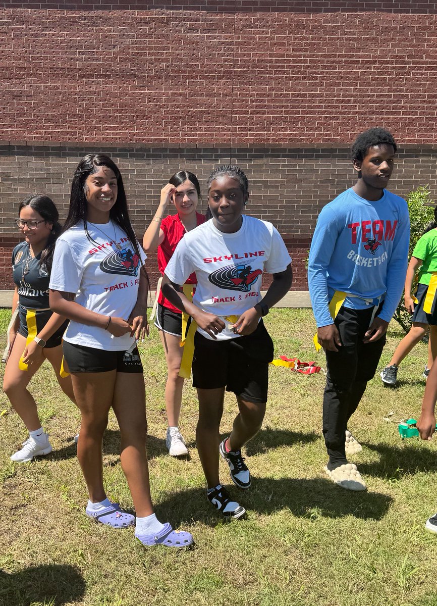 Skyline Athletes helping with Elementary Field Day @GuzickES #KeepBuilding 🧱 🧱 @SkylineAthDept @Skyline_Raiders