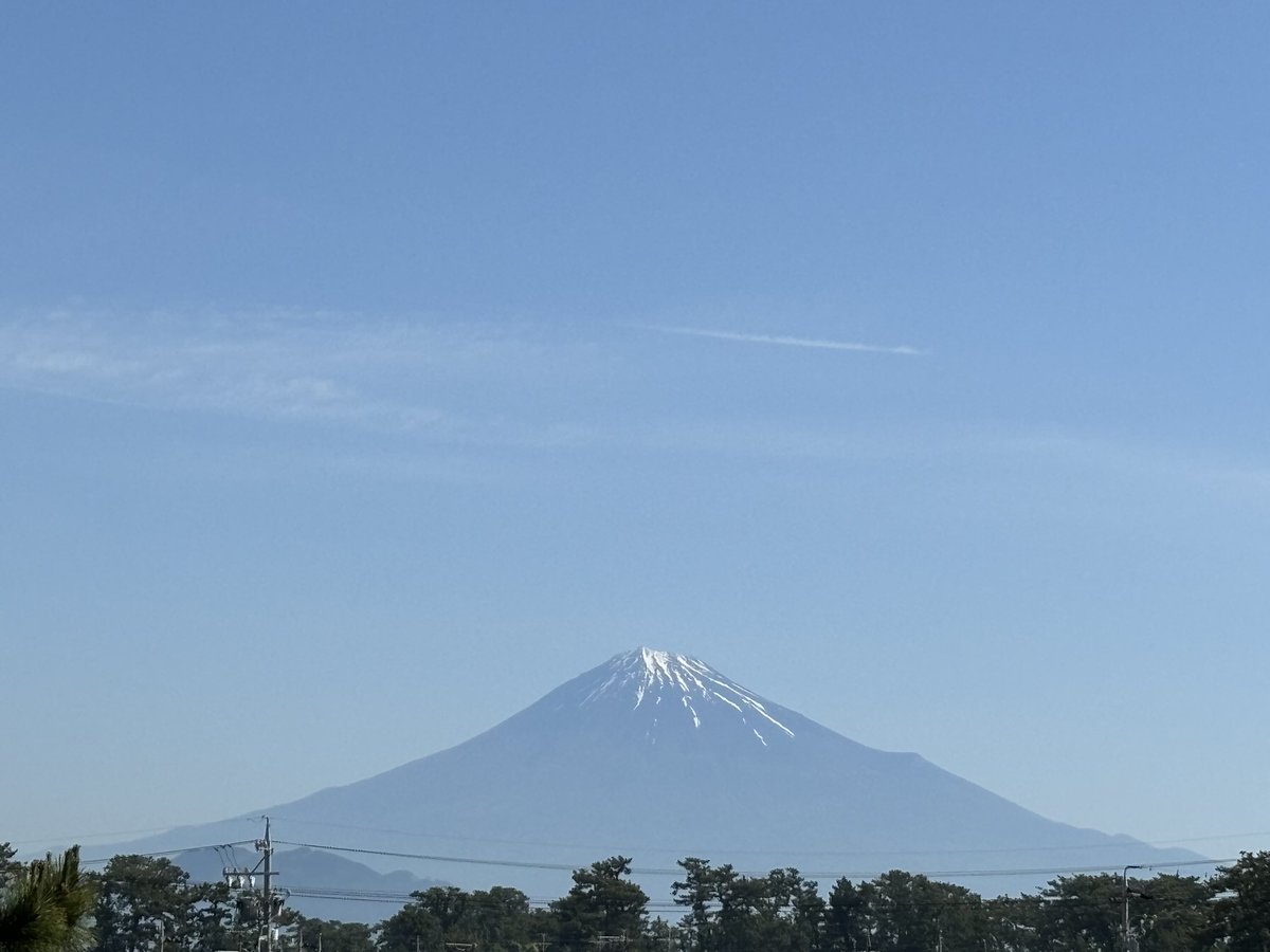 「おはようござい松
よく晴れて富士山が綺麗に見えています🗻

今日は9時から有志草取り
10時からみほしるべ土曜市場と
三保松原3ringsプロジェクト松葉かきです！
暑くなりそうなので水分補給をお忘れなく⚠️」

#三保松原 #みほしるべ #ボランティア募集 #MtFuji
