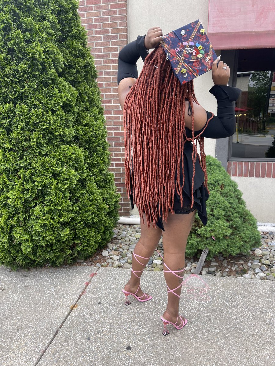 boobuhhhh's tweet image. can you guess what i did today ? #firstgengrad 💙💛