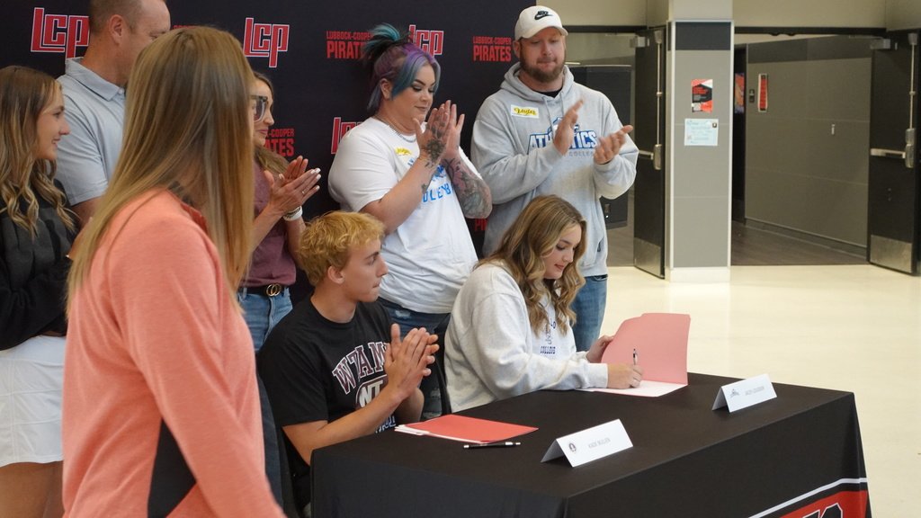 lubbockcooper's tweet photo. Congratulations to two LCHS Pirate athletes who have committed to compete at the collegiate level!
Kade Bullen - West Texas A&M - Football
Jacey Loudder - Amarillo College - Volleyball
Way to go! We can't wait to cheer you on in your future endeavors! https://t.co/PxAEEKK9QP