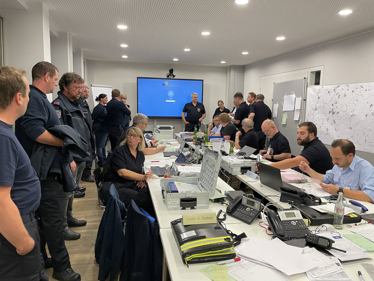 Die Technische Einsatzleitung (TEL) des Eifelkreises hat unsere TEL nun abgelöst und übernimmt die Nachtschicht. Danke für die Hilfe! #hochwasser #triersaarburg