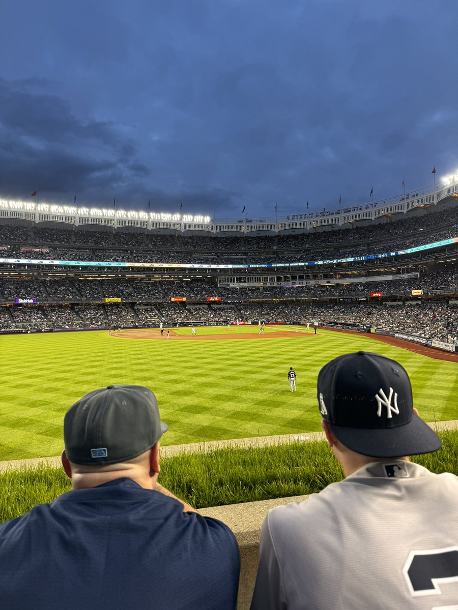 It’s a beautiful night at <a href="/Yankees/">New York Yankees</a> stadium 😍