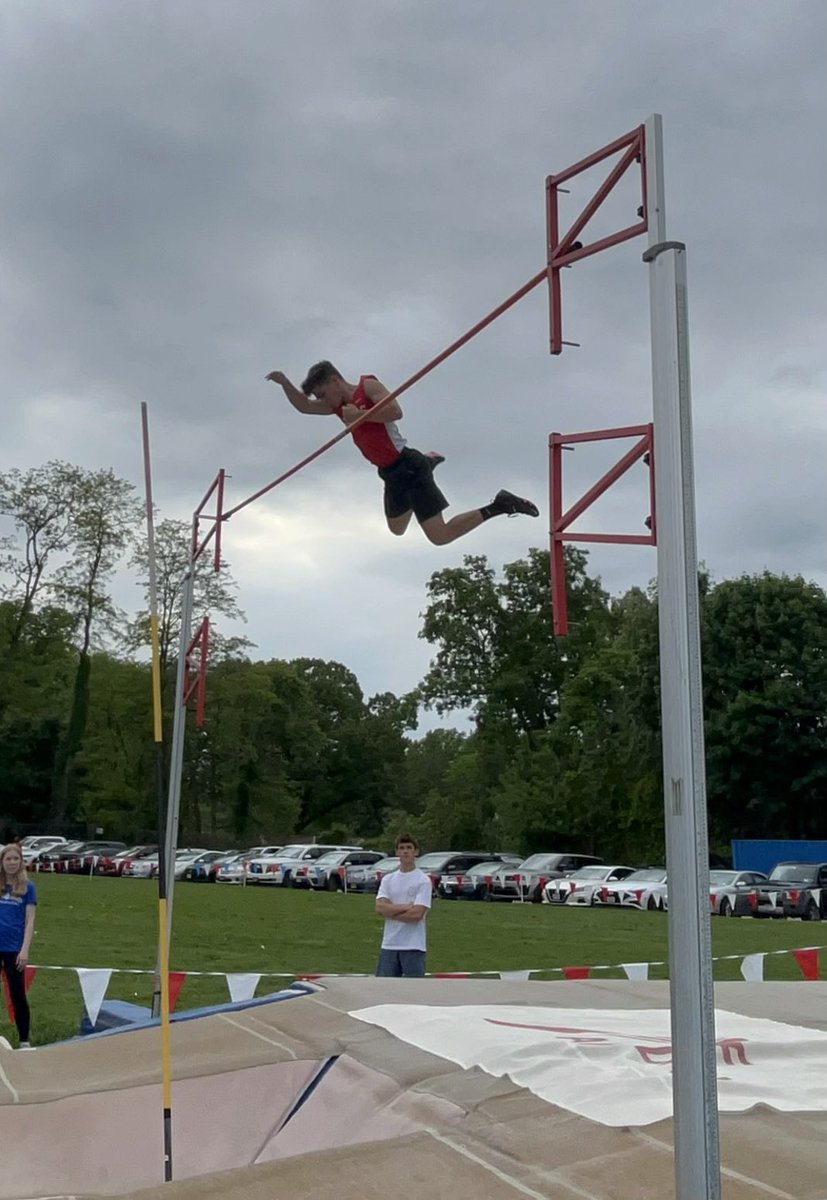 🚨Ethan Steuber finishes in 2nd place in Westchester County with a 12 foot pole vault! Future is bright for this young man. 🐘@somersxctandf