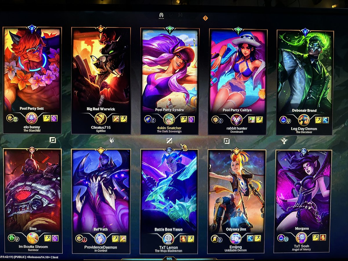 Ok so like WHY ARE ALL THE ICONS EXCEPT MID OFF CENTER OF THE PORTRAITS?????!!!?!? @RiotSupport