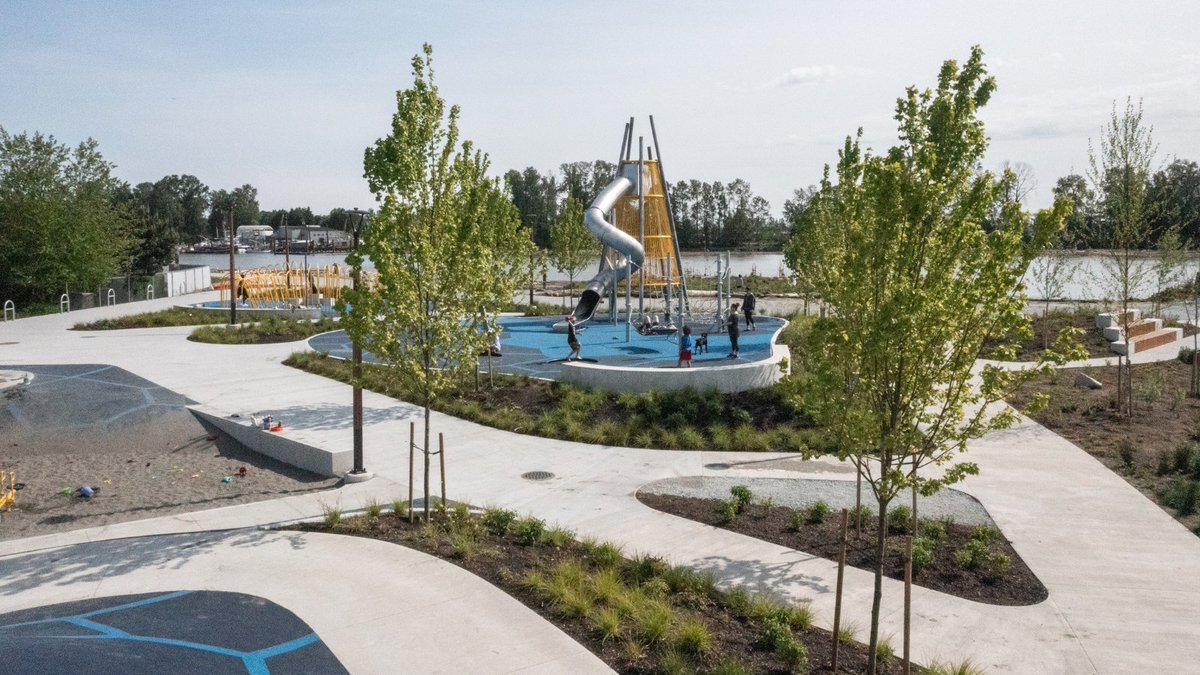 📢 Ahead of the long weekend, we're excited to announce that South Kinross Park in East Fraser Lands is open and ready to welcome visitors of all ages! Features scenic views over the Fraser River and a destination playground with natural play elements. 📍 3298 Riverwalk Ave