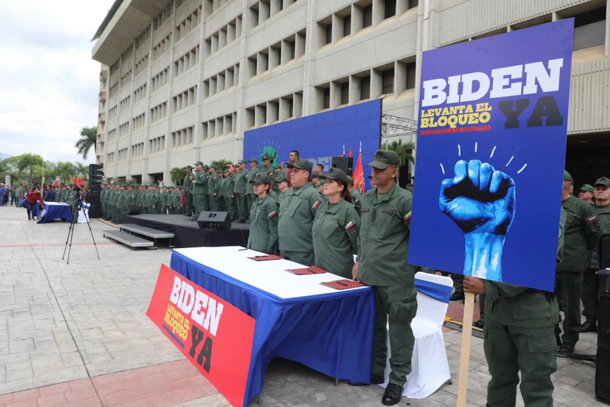Hoy de la mano de nuestro GJ @vladimirpadrino, firmamos contra las sanciones inmorales y criminales que los poderes hegemonicos extranjeros imponen a nuestra Patria intentando lesionar nuestra libertad. ¡Basta de sanciones al pueblo venezolano, La Patria de Bolívar se respeta!