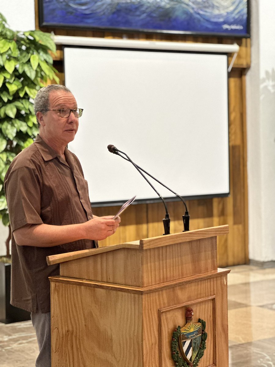 El Consejero Político de la Embajada de Cuba en México, Leopoldo Valle, presenta una nueva edición de “Nuestra América” de José Martí, publicado gracias a la labor de @elmachete_mx, órgano del @comunistamexico 🇲🇽.