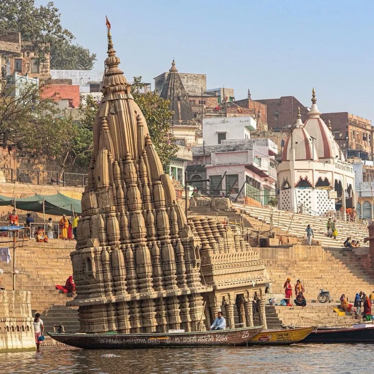 Incredible India 🇮🇳! Pisa tower is leaning by 4° only but This temple in Varanasi is called Ratneshawar temple. It leans by 9°.