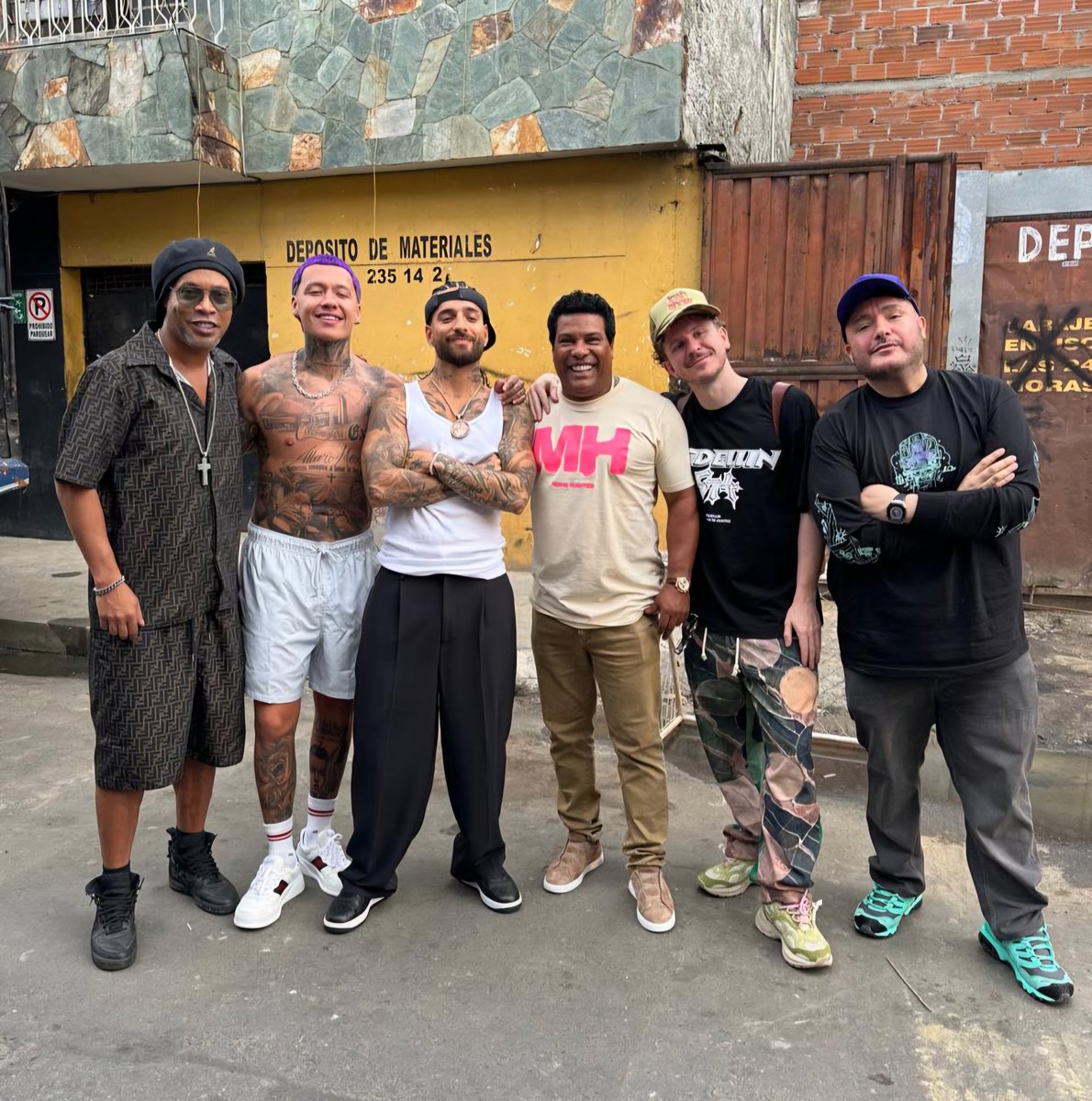 Que momento incrível, conhecendo Medellín com meus amigos e recebendo muito carinho!!! Em breve novidades pra vcs!!! Música e futebol juntos sempre 🤙🏾