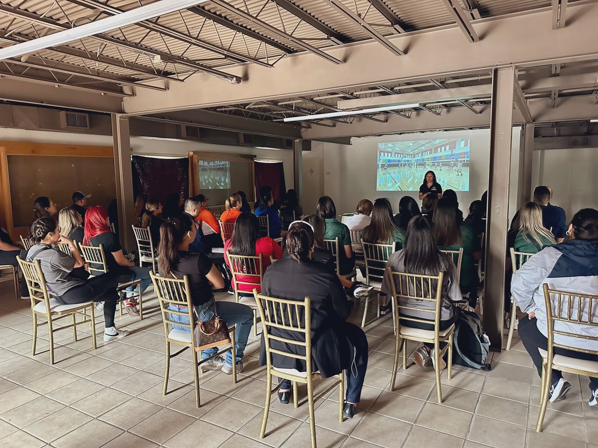 Gateway to Mexico clinic is underway! Here we got @Coach_SCardenas presenting on “Disciplined Defense”. Thanks for sharing your knowledge and passion with us today! @SotomayorVB #growingthegame