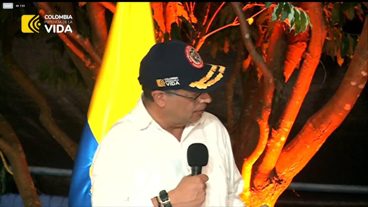 #AEstaHora 📢 'En diciembre dije que se contratara a la acción comunal, pero los funcionarios de la @UNGRD contrataron a otras operadoras (...) cuando hay hambre no se piensa, entonces aquí no debe haber hambre', presidente @petrogustavo. 📻➡ bit.ly/2OHd9xB