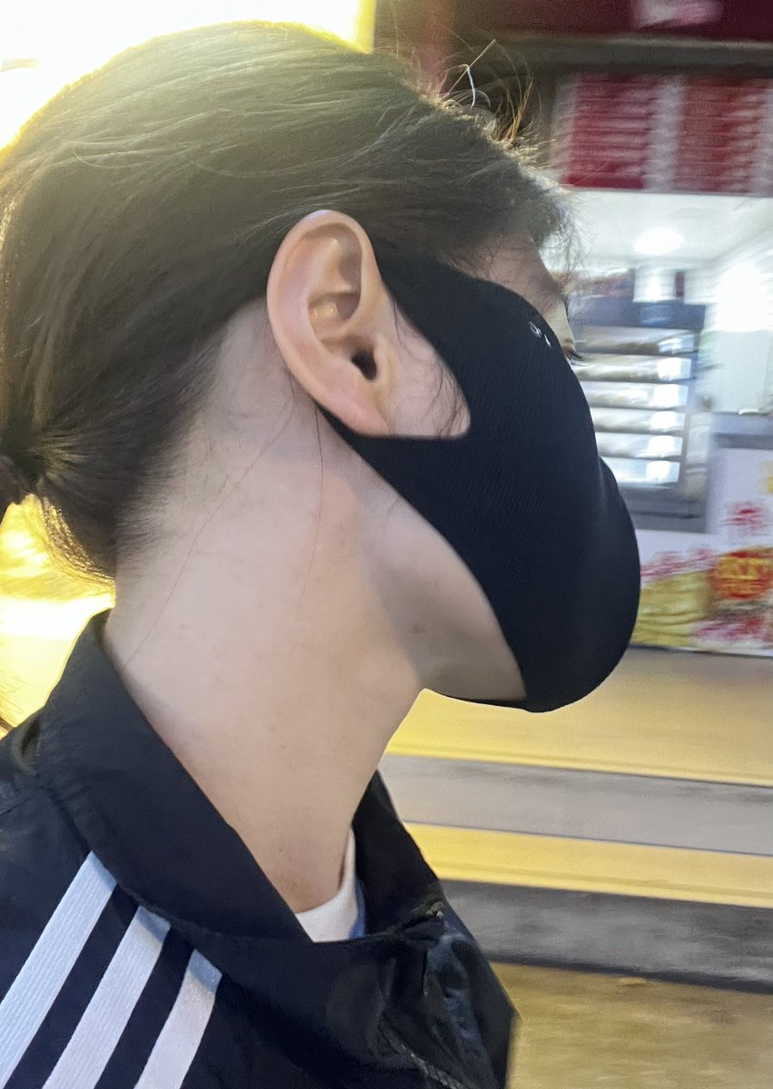 好热！头发扎起来……