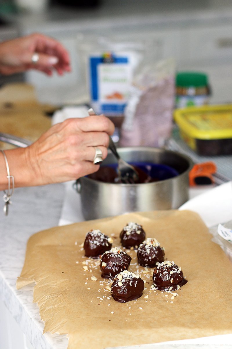 Craving a decadent treat? These Dark Chocolate Almond Butter Balls are here to satisfy your sweet tooth! Find the recipe in Eat Happy Too 🍫😋 #lowsugar #treatyourself #chocolatecravings #sweetsatisfaction #homemadegoodness amzn.to/2EZghBT