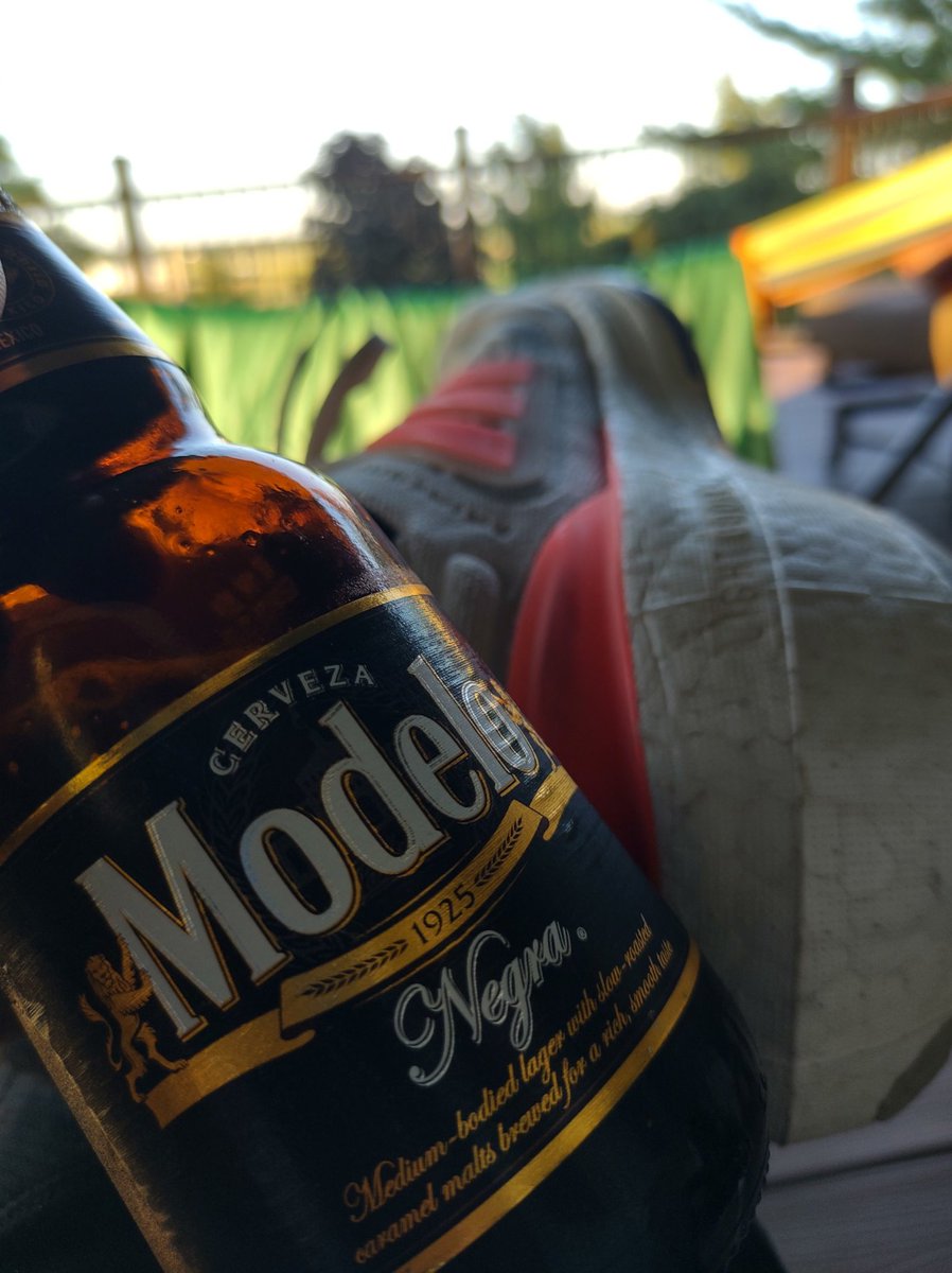 lilbluesquatch's tweet photo. @ebeth360 @Stillsmack @DesiFlurane @KiKi1185 @danielp_reid It's gorgeous out. (Orange on the shoes 😉) #minionshappyhour #deckbeers https://t.co/5V7pkIqr8b