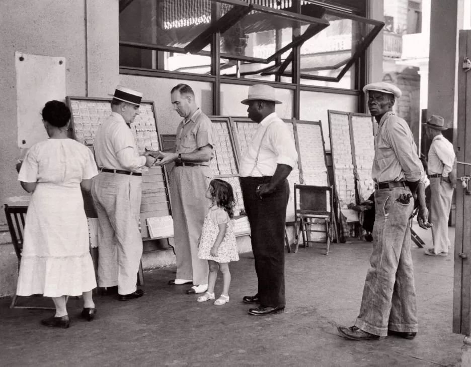 Vendedores de billetes de lotería por el área de Cristóbal, ciudad de Colón, año 1940. panamaviejaescuela.com