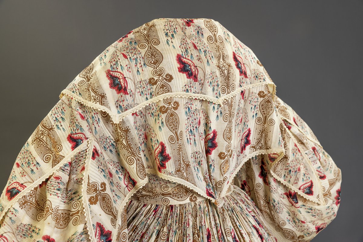 Pretty Printed Cotton Dress, c.1830-35. ©️ @MuseeMcCordStew #Fashioinhistory