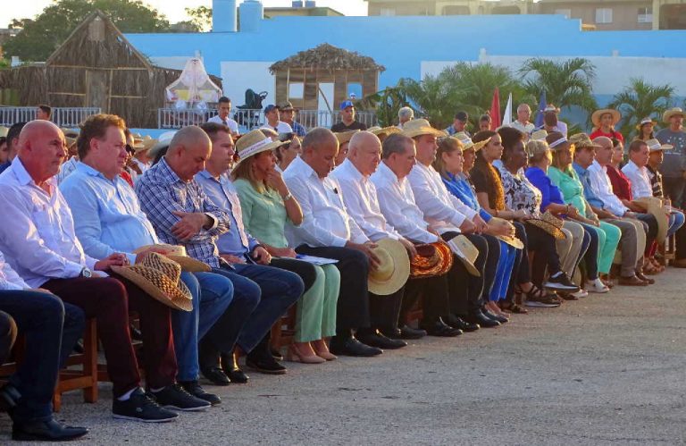 Participamos hoy junto a @JorgeLuisTapiaF, @FelixDuarteOrte, @YdaelB y otros dirigentes en el Acto Nacional por el Día del Campesino, efectuado en Sancti Spíritus, donde celebramos el 65 aniversario de la Ley de Reforma Agraria y el 63 de la fundación de la ANAP #CubaViveYTrabaja
