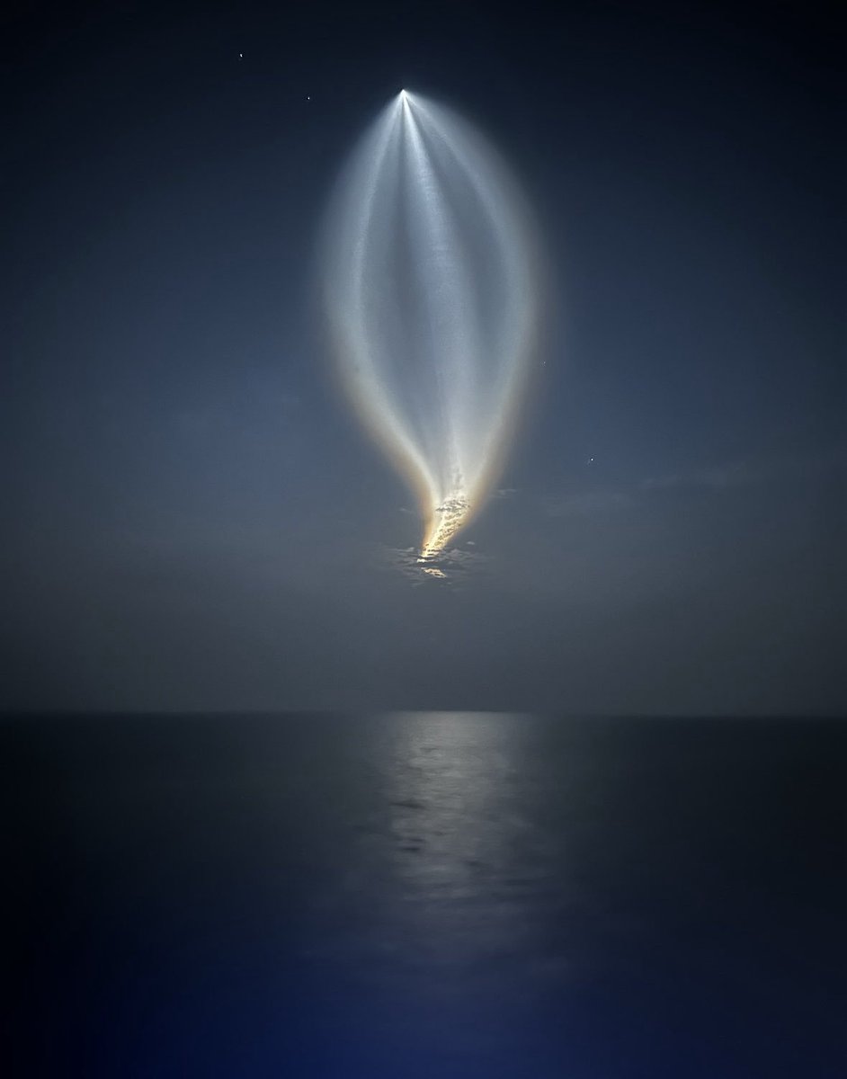 La majestuosidad de la 'medusa espacial' del Falcon 9 hoy visto desde la barcaza de SpaceX en el Atlántico 😍
