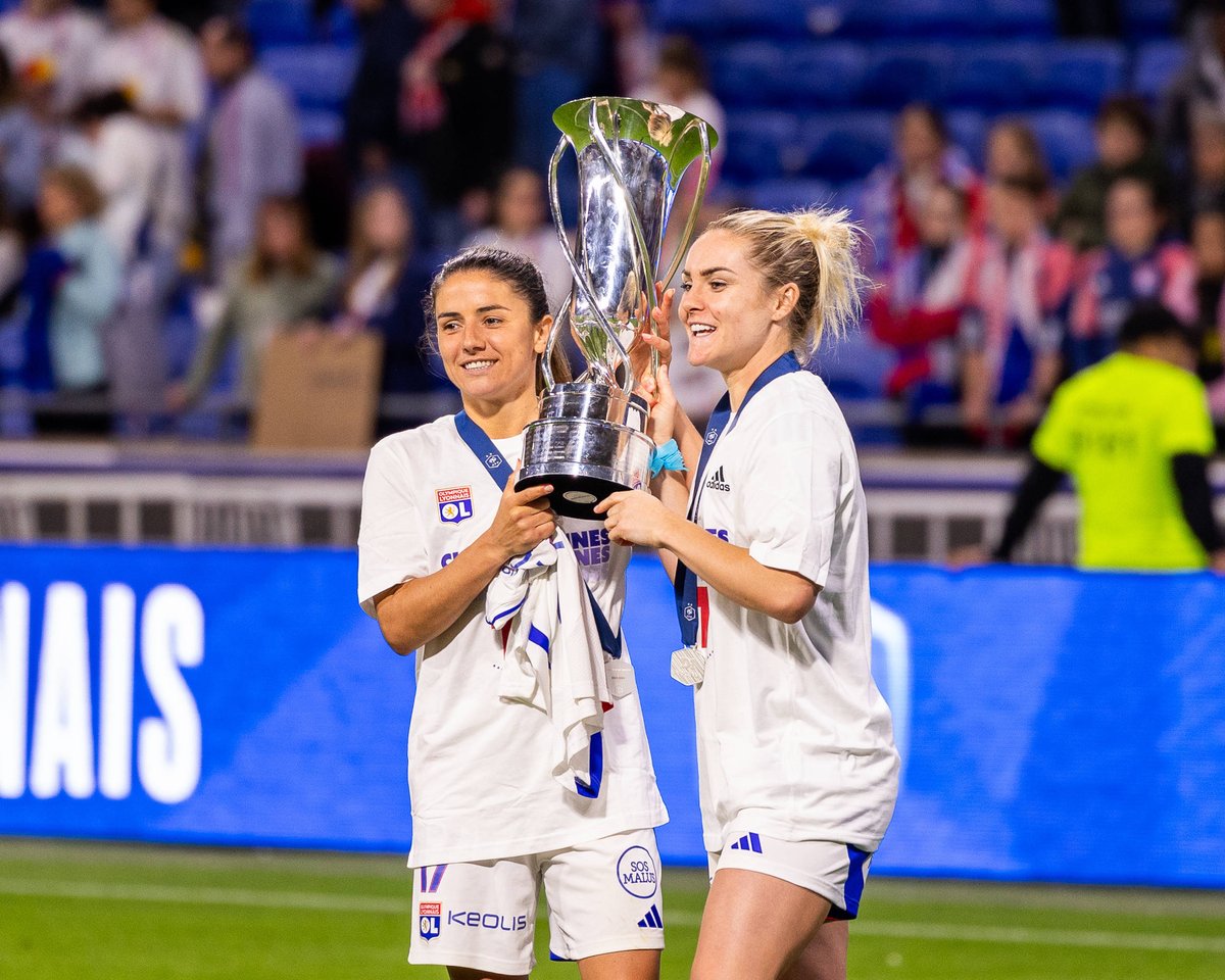 Division 1 Féminine Champions🏆 @CarpenterEllie's @OLfeminin has lifted the #D1Arkema title for a record-breaking 17th time! Congrats, Ellie! 👏 #Matildas #MatildasAbroad