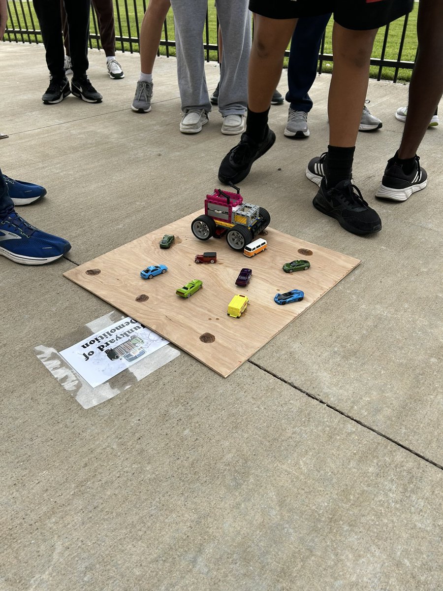 TechRunsThruIt's tweet image. 8th grade ended our semester w/a ‘Monster Robot Rally’ #DMS78cs
I’ve enjoyed them some much over the past 3y & will miss them next year. 💙 I’m confident in sending them to HS - Excited to see what their future holds for us! #FutureEngineers @misdcte @DieterichMS @LEGO_Education