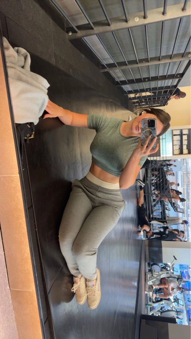 say hi while I&rsquo;m doing abs plzzz 🥺 https://t.co/4PEPoa54ZY