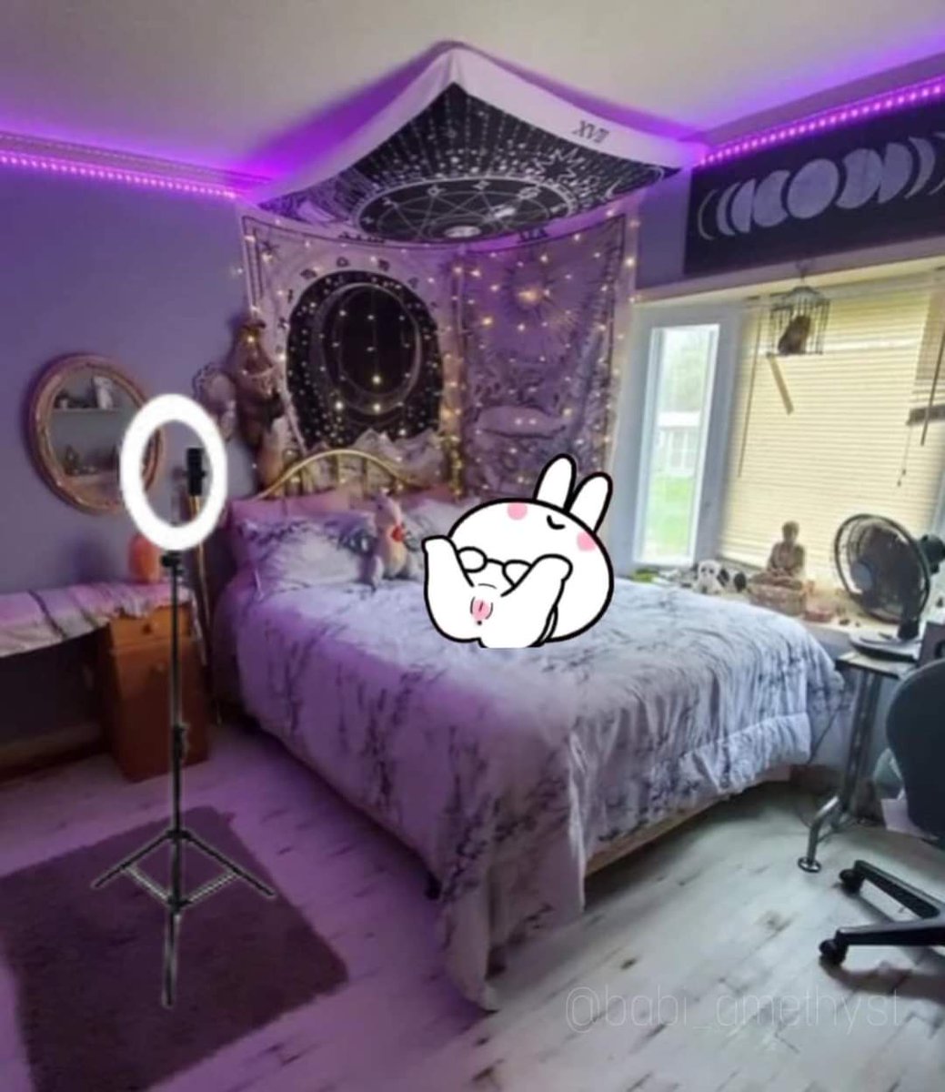 This is how I imagine Hw4 lounging around on their bed. Pussy out. Legs in the air. Just enjoying life. ☺️