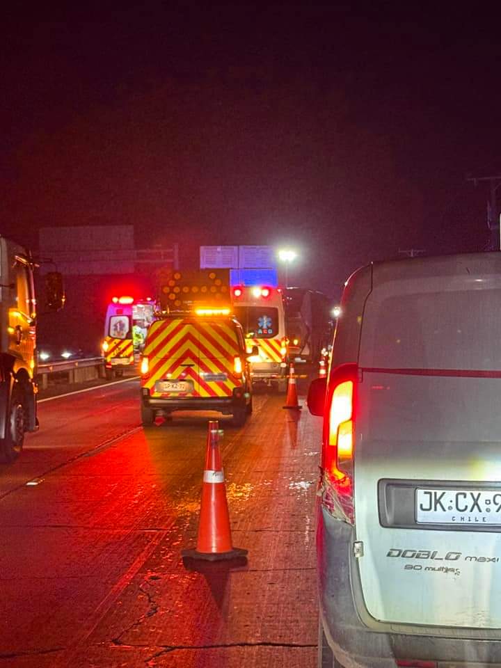 🔴Precaución por accidente de tránsito en Ruta 5 Norte Km 27 en dirección al sur por colisión de camión de alto tonelaje con Bus, ambas pistas ocupadas, Bomberos Colina, asistencia vial y Carabineros en el lugar @biobio @chile_accidente @Louisvasquez23 @Pabl0Manzanares