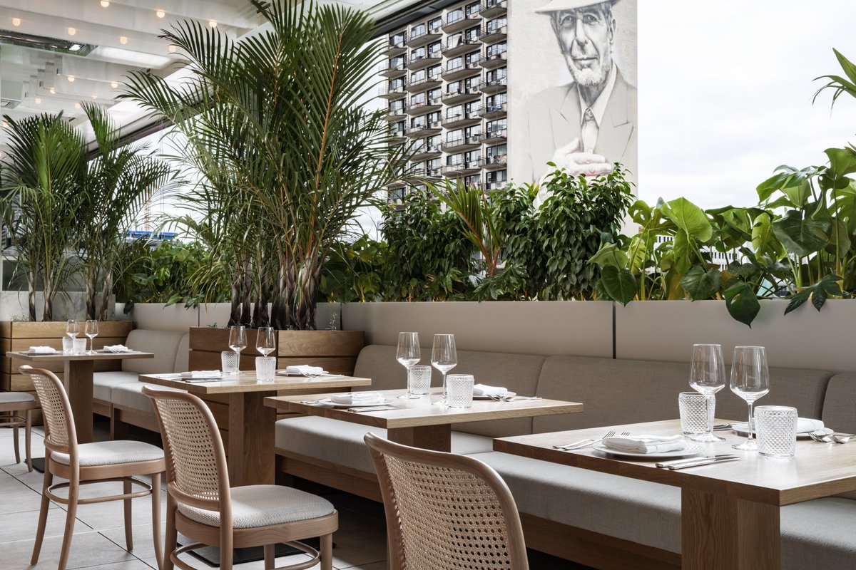 On annonce une magnifique fin de semaine ensoleillée ☀️ alors profitez bien des plus belles terrasses sur les toits de Montréal > bit.ly/3wDOJPo

📷 Perché Bar + Terrasse / Four Seasons Hôtel Montréal, Restaurant Marcus 
#mtlfood @Monmontreal #Montreal