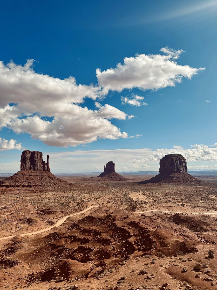 Beautiful Monument Valley in Arizona. I once rode deep into this valley at sunset on horseback, camped overnight underneath the stars with members of the Navajo tribe and then rode out then next morning at sunrise. One of the best things I’ve ever done ❤️