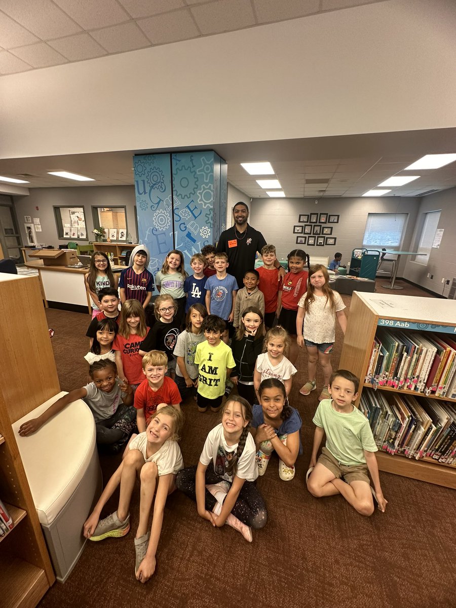 Go Cards! So thankful to @PeypeySiva3 for coming to talk to my class today. Sad I couldn’t be there to meet him but I can tell they had the best time just from the smiles. And don’t worry, I did a crash course on the 2013 championship for them the day before 😜🏀 #uoflalumni