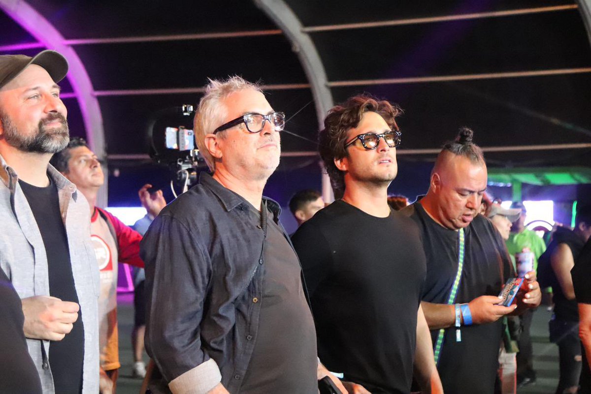 mondele0n's tweet photo. Pov: te encuentras a alfonso cuaron y a diego boneta en el show de la bu cuaron en #tecateemblema https://t.co/7ajUAwfeno