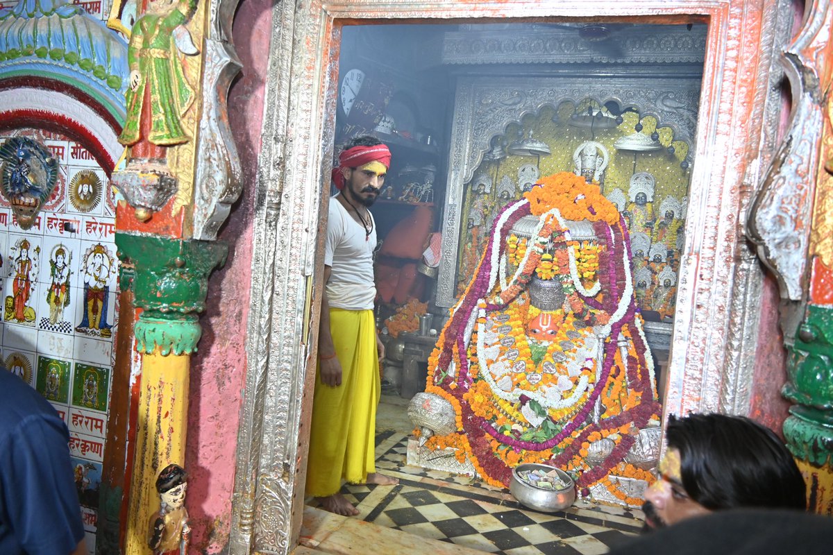 अयोध्या यात्रा के दौरान रामलला के दर्शन से पहले हनुमानगढ़ी जा कर बजरंगबली का आशीर्वाद भी लिया। सरयू आरती में शामिल होने का सौभाग्य भी प्राप्त हुआ।