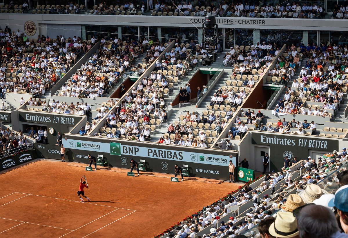 Emirates reprend du service à #RolandGarros en 2024 🎾
#Emirates dessert actuellement la capitale française avec 21 vols hebdomadaires et participe au tournoi emblématique de Paris pour la 12ème année consécutive en tant que Compagnie Aérienne Officielle et Partenaire Premium.