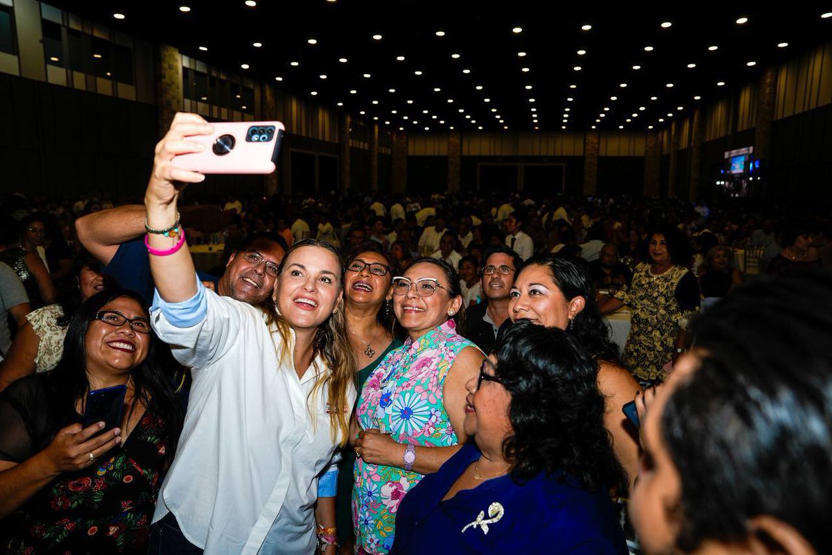 CeciliaPatronL's tweet photo. Las y los maestros 👩🏻‍🏫👨🏻‍🏫 son nuestros mejores aliados para seguir impulsando el desarrollo de Yucatán y de nuestra chula Mérida. ✨
Porque apostándole a la educación podremos lograr más cambios para mejorar cada vez más el futuro de la ciudad. ✅
-
#VotaCeciliaAlcaldesa
#UnaSolaMérida #UnidosGanaMérida #CeciliaAlcaldesa
