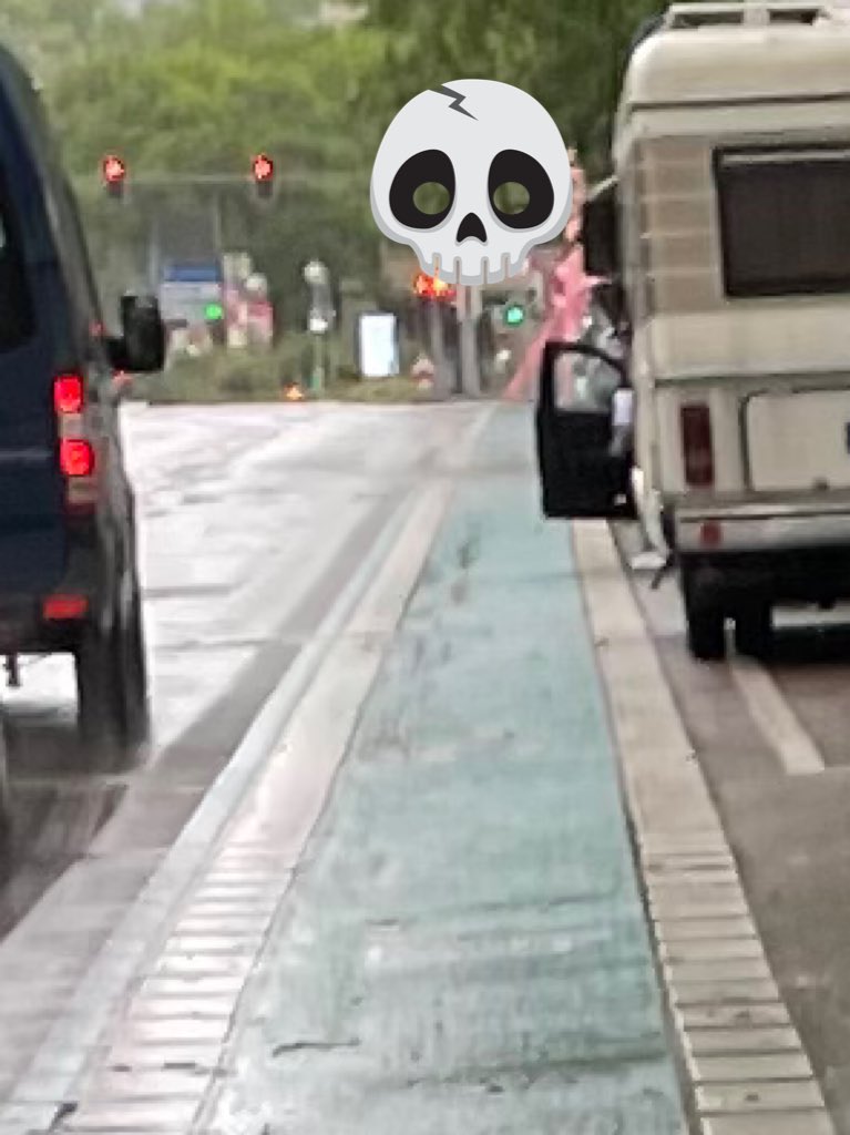 Welche Gefahr soll schon von Falschparkern auf einem E-Scooter Parkplatz ausgehen? Ist doch alles gut einzusehen direkt hinter einem Wohnmobil auf einem Motorradparkplatz . Ist doch nur ruhender Verkehr oder <a href="/PP_Stuttgart/">Polizei Stuttgart</a> 
😵‍💫😡 <a href="/stuttgart_stadt/">Stadt Stuttgart</a> ? #RadNimmtRücksicht