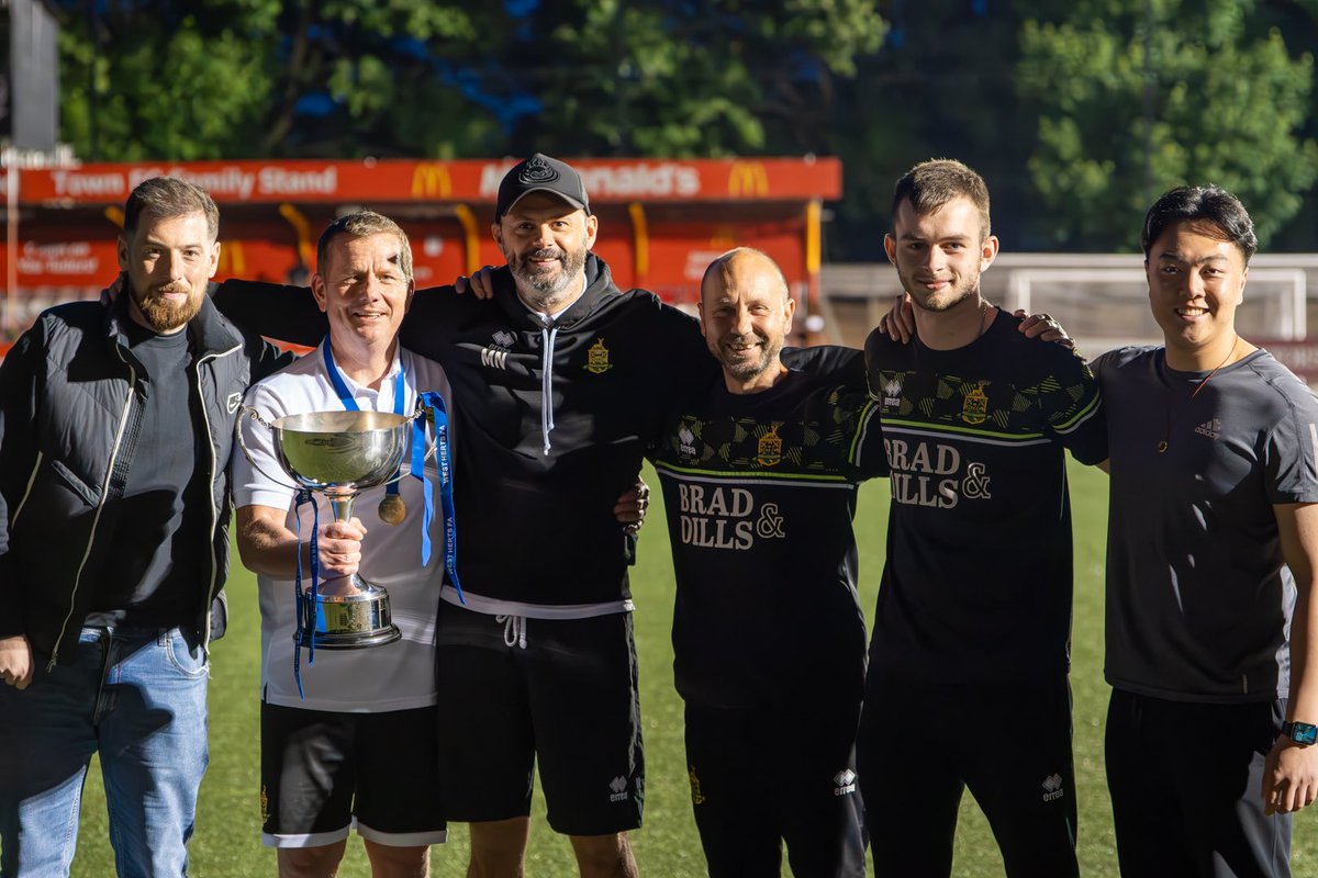 🟢🟡 The management team, take a bow... Swanny aka Rob Swan (holding the cup) was on the bench one last time, and Steve O'Reilly (left) was there to support. Even though they're heading off for a new challenge they played a big part in the story so far. 2/2