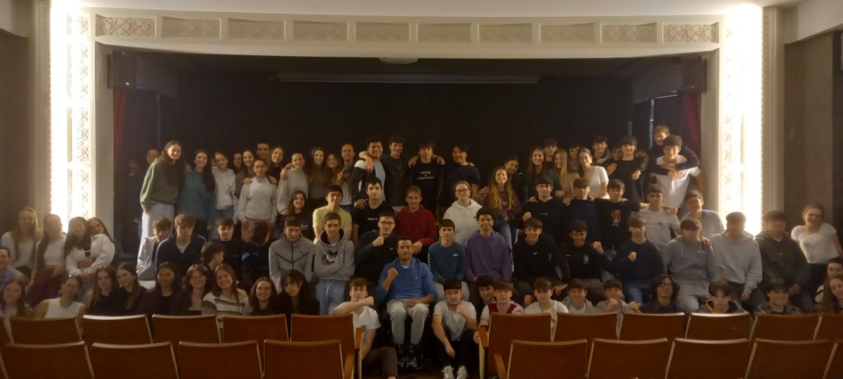 EscolapiosBi's tweet photo. Bachilleres compartiendo testimonio de vida con Alain Arteagabeita en la Semana de la Diversidad. Un ejemplo y referente para jóvenes y mayores. Eskerrik asko @alainarteagabeitia!
Aupa https://t.co/ecDgycHDyS!
#aniztasunarenastea #escolapiosbilbao #saludintegral #heziago https://t.co/OxAK8H3oeV