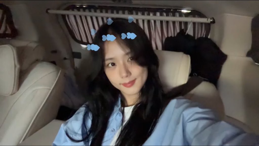 “I’m thinking of dying my hair but I’m holding it in for the next album” Omgggg we getting jisoo solo album