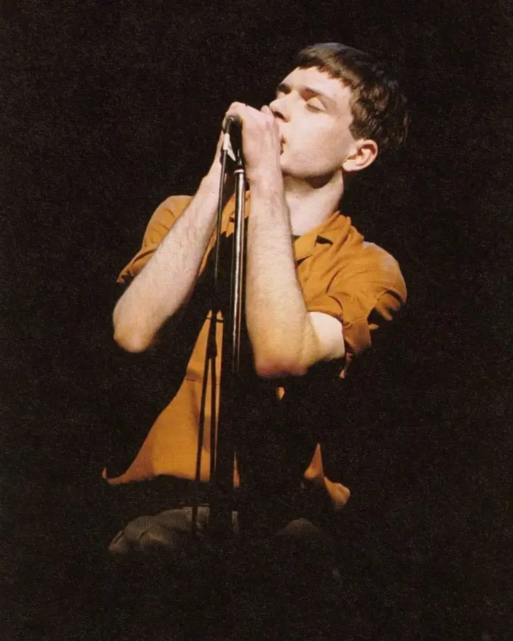 il 18 Maggio 1980 moriva
tragicamente, a soli ventitré anni,
Ian Kevin Curtis,
membro fondatore, cantautore
e paroliere dei Joy Division.
Dopo la morte di Curtis e la pubblicazione postuma del secondo album della band, “Closer”, i restanti componenti decisero di sciogliere la