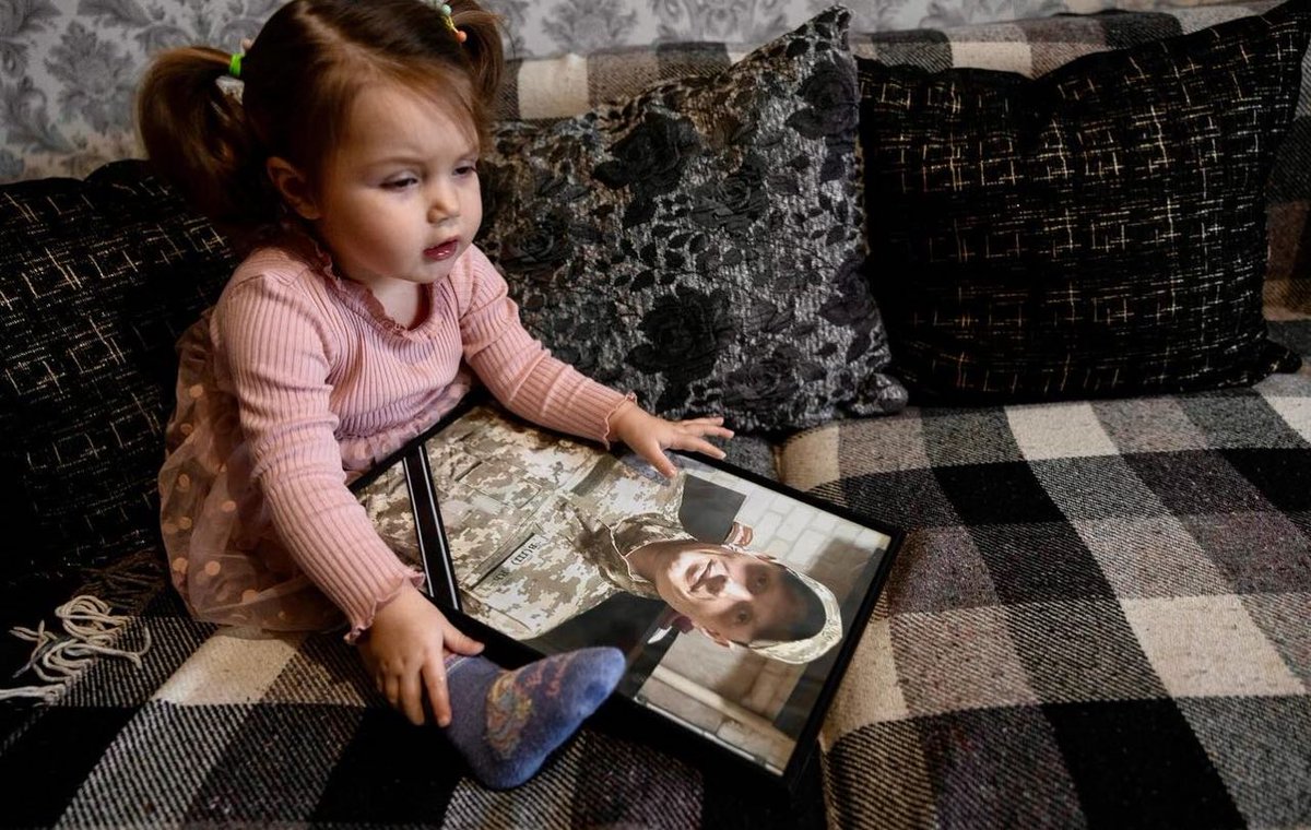 Instead of a thousand words. A little daughter and her Warrior dad who gave his life defending her and Ukraine. 📷: pbbphoto/Instagram