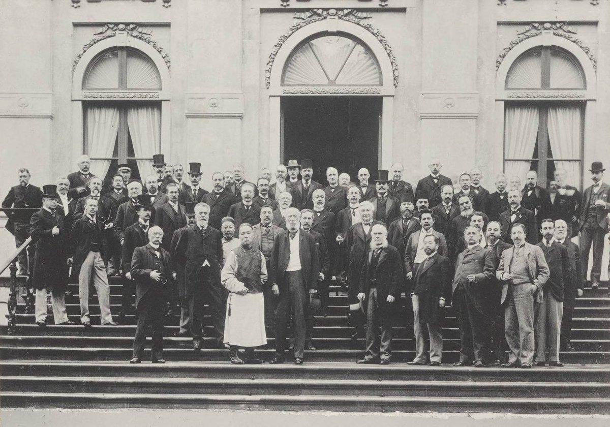 Today marks 125 years since the #FirstHaguePeaceConference. From 18May-29July 1899, more than 100 delegates from 26 countries met in #TheHague to discuss #disarmament, #intlaw and #arbitration. As a result, the @PCA_CPA and the #PeacePalace were founded: peacepalace.org/peaceconference
