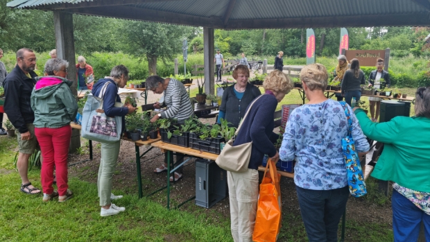 NVWK presenteert zich op stekjesmarkt in Loetbos -  hetkontakt.nl/krimpenerwaard…